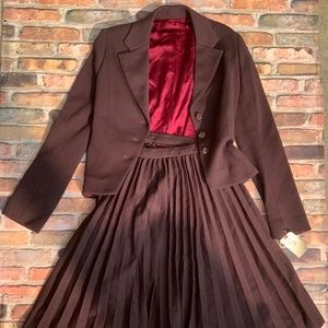 Classic women’s burgundy Blazer w/ pleated skirt suit size -small